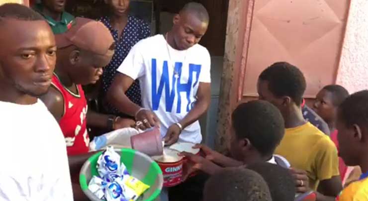 SIDIKI DIABATÉ fait des DONS pour le MAOULOUD (Vidéo 2018)