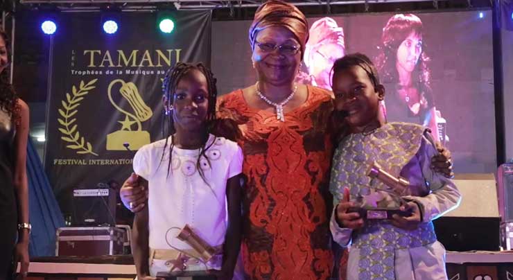 MAMI LA STAR reçoit le TROPHÉE JEUNE ESPOIR par FEMME du PRÉSIDENT du MALI
